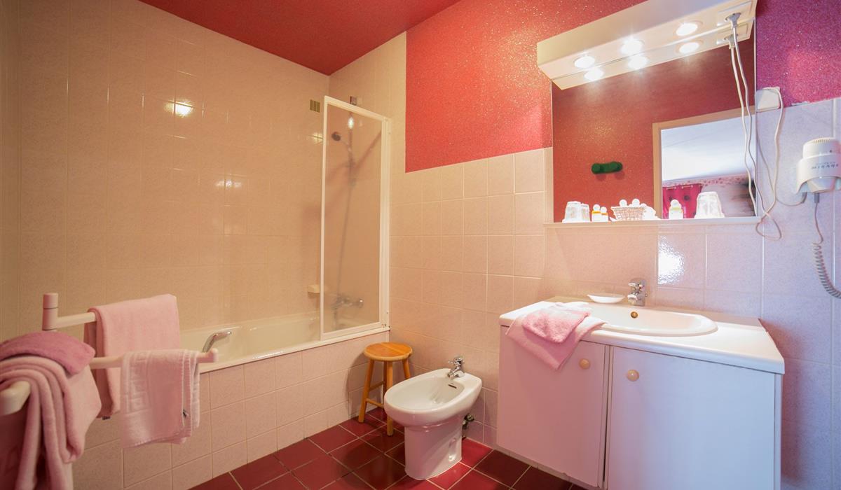 Salle de bain, chambre triple - Hôtel Le Trianon à Etel en Bretagne Sud