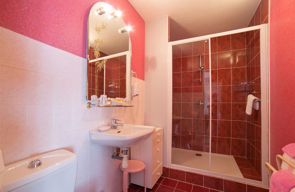 Salle de bain, chambre suite avec terrasse - Hôtel Le Trianon à Etel en Bretagne Sud